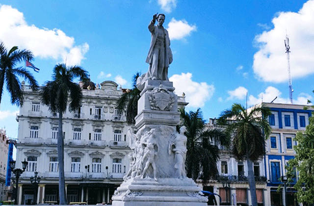 Havana: Old Town Walking Tour & Classic Car Driving Experience