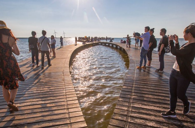台中午後半日市内ツアー(高美湿地·虹の村)