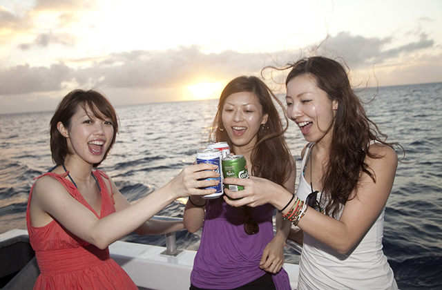 グアムBIGサンセットディナークルーズ(ドルフィンウォッチング付き)