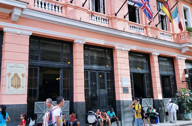 Havana: Old Town Walking Tour & Classic Car Driving Experience