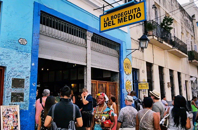 Havana: Old Town Walking Tour & Classic Car Driving Experience