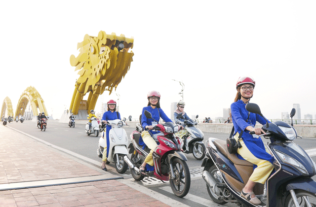 다낭 야경과 로컬 푸드 테이스팅 스쿠터 투어 (WAUG Exclusive)