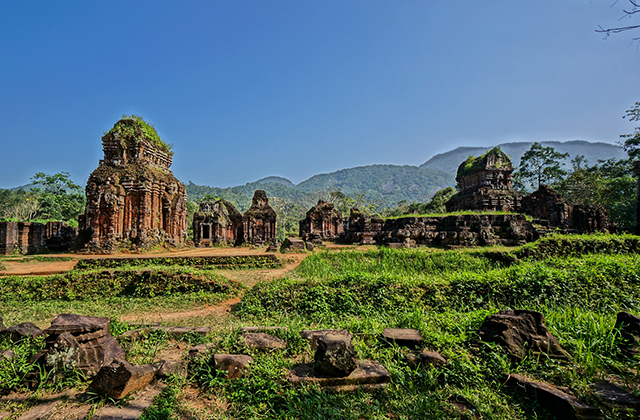 Da Nang 7-seater/16-seater car rental tour (including driver)