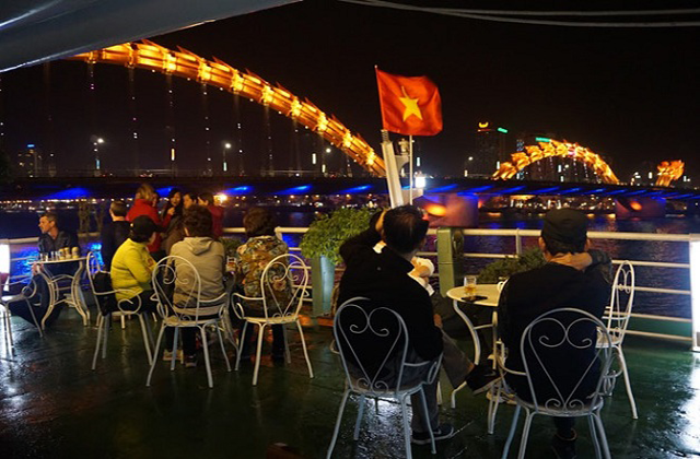 다낭 나이트 스쿠터 시티 & 크루즈 투어 (WAUG Exclusive)