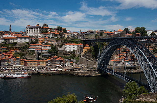 Porto: Airport Premium Pickup Service (Private Car)