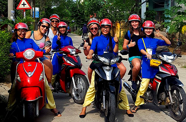 Da Nang: Scooter Landmark Tour (with Traditional Massage)
