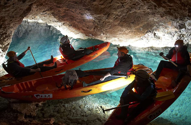ブレッド・アンダーグラウンドカヤックツアー(ホテル送迎付き)