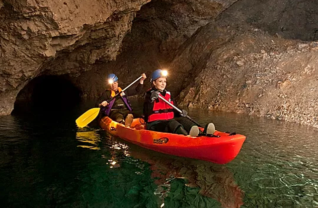 ブレッド・アンダーグラウンドカヤックツアー(ホテル送迎付き)