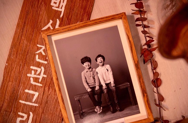 Busan: Modern Black and White Photoshoot Experience at Greeda (Longfor Studio) Gukje Market Branch