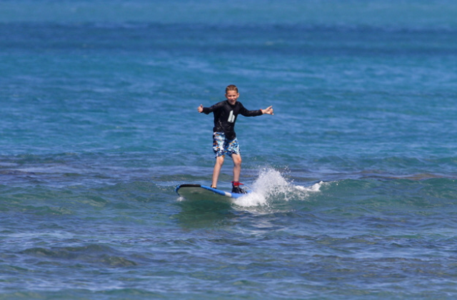 아름다운 하와이 해변에서 즐기는 진짜 서핑