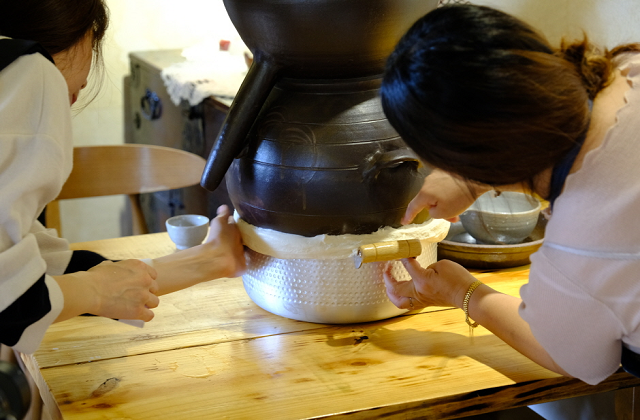 Gyeongju: Traditional Korean Liquor Experience at Manho Hanok in Yangdong Village