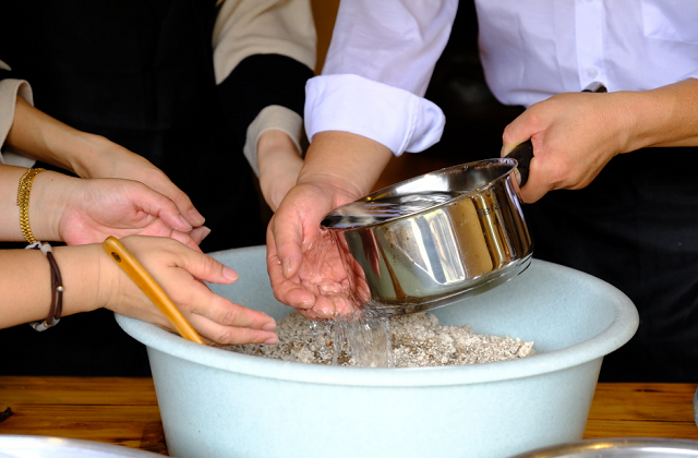Gyeongju: Traditional Korean Liquor Experience at Manho Hanok in Yangdong Village
