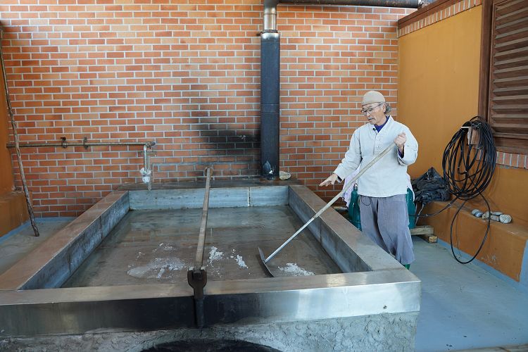 경북 '울진토염' 한국 전통 소금 만들기