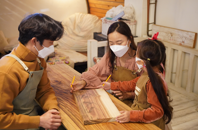 Gyeongju 'Wood in Story' Wooden Cutting Board Making Experience