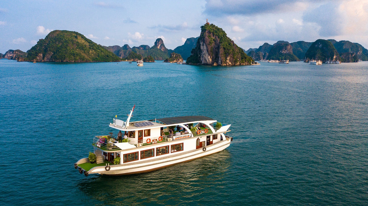 Ha Long Bay: Wonderbay Cruise Tour
