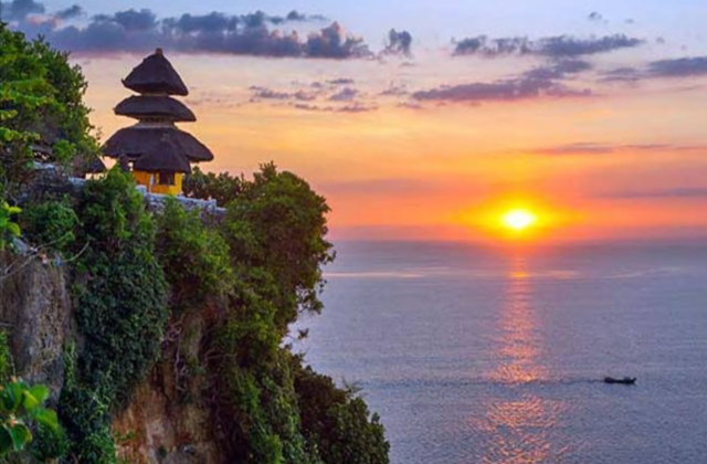 Bali: Uluwatu Temple Sunset Tour