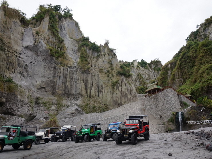 Mount Pinatubo: Jeep Trekking & Hot Spring Tour from Manila