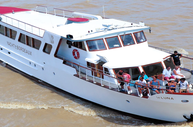 ボルドー：ガロンヌ川ガイド付きクルーズ（ドリンク＆カヌレ付き）