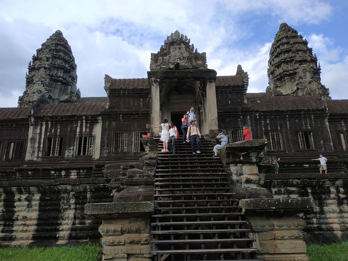 앙코르와트와 바이욘 & 타프롬, 반테이쓰라이 엑설런트 투어