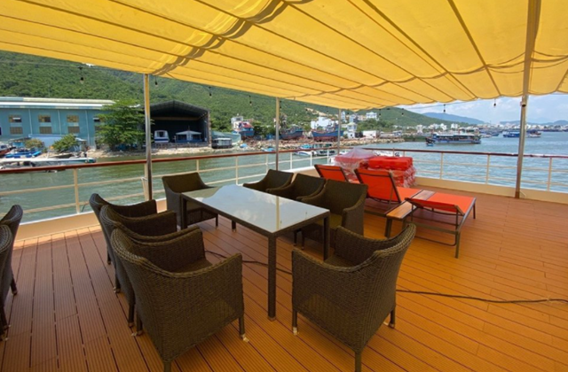 [한국인전용] 나트랑 크레이지 파티 호핑 & 미니비치 투어 (무제한 음료 & 간식 제공)