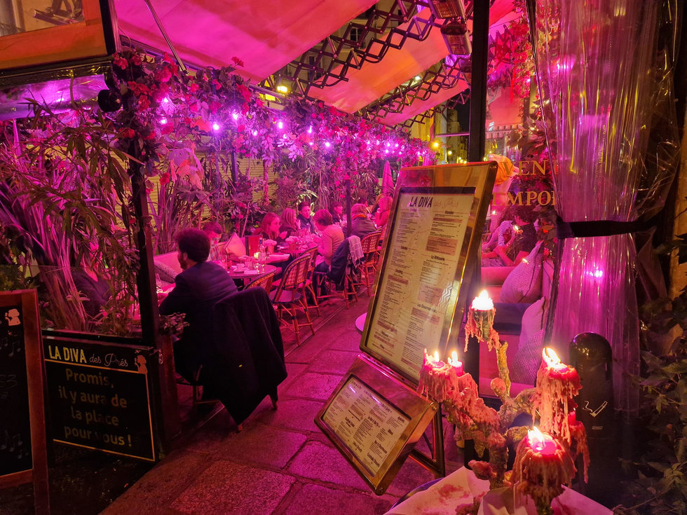 파리 야경을 즐기며 피아노 바에 방문하는 펍 투어