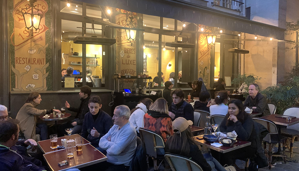 파리 야경을 즐기며 피아노 바에 방문하는 펍 투어