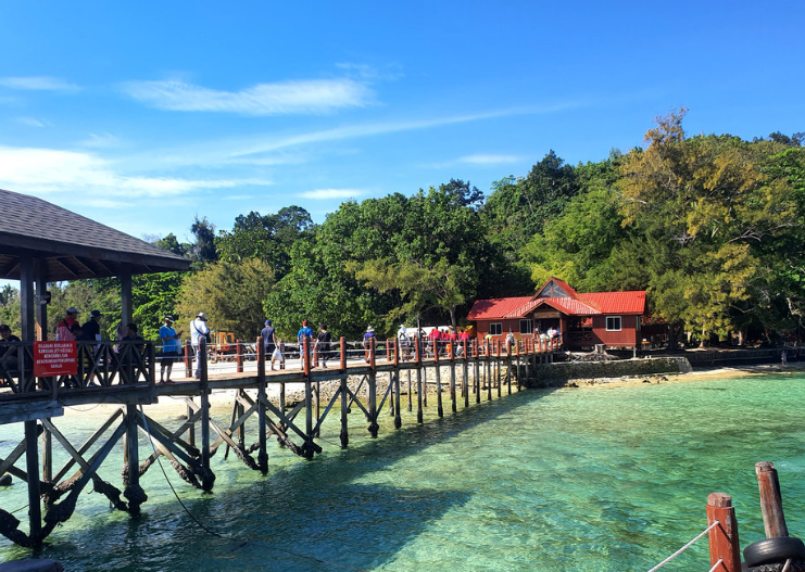 Kota Kinabalu: Hopping Tour & Parasailing with Massage