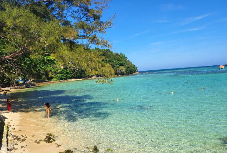 Kota Kinabalu: Hopping Tour & Parasailing with Massage