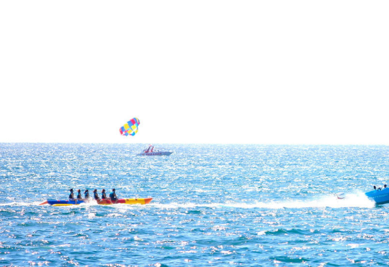 Kota Kinabalu: Sapi Island Hopping Tour & Parasailing with Massage