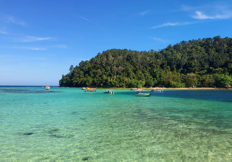 Kota Kinabalu: Sapi Island Hopping Tour & Parasailing with Massage