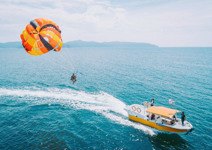 Kota Kinabalu: Sapi Island Hopping Tour & Parasailing