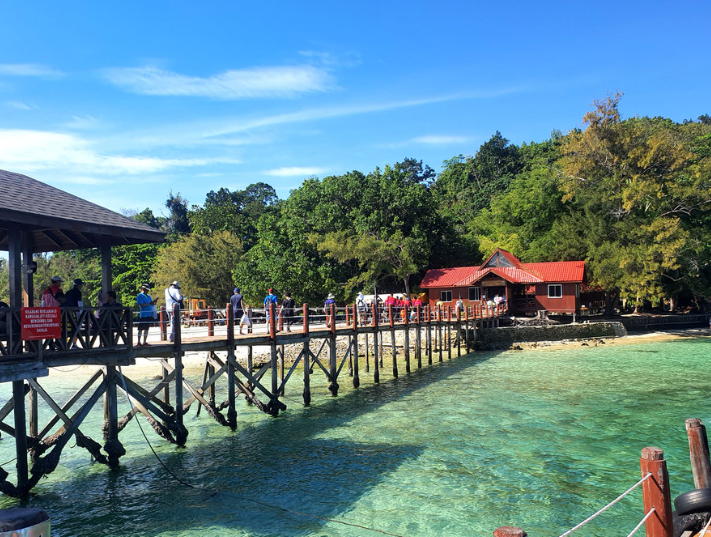 Kota Kinabalu: Sapi Island Hopping Tour & Parasailing