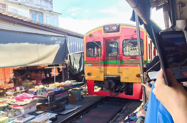 방콕 담넌사두억 수상시장과 위험한 시장 투어 (WAUG Originals)