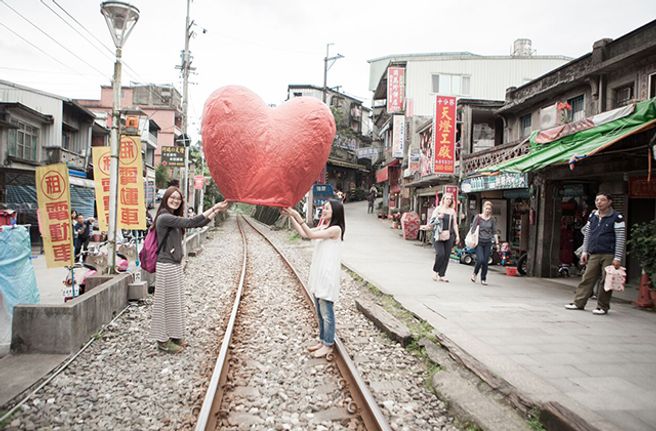 Taiwan Sky Lantern Flying Experience in Shifen and Pingxi