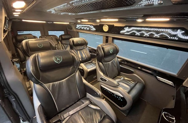 Da Nang: Ford D-car Limousine Pickup Service (Available for Hoi An Airport)