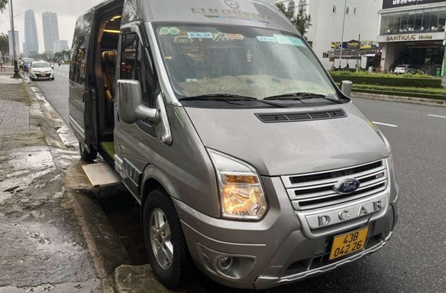 Da Nang: Ford D-car Limousine Pickup Service (Available for Hoi An Airport)