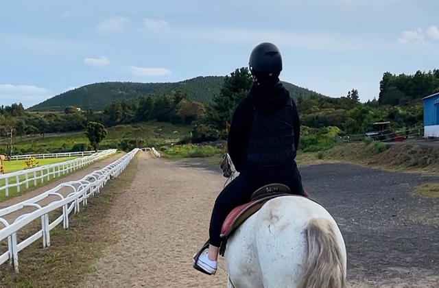 제주 목장카페 드르쿰다 승마 체험권