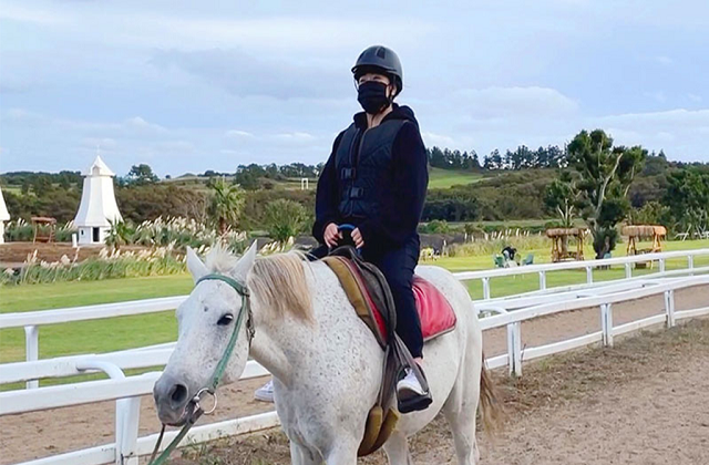 제주 목장카페 드르쿰다 승마 체험권