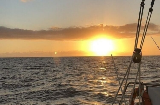 ハワイ マイタイ カタマラン セーリング ヨットツアー