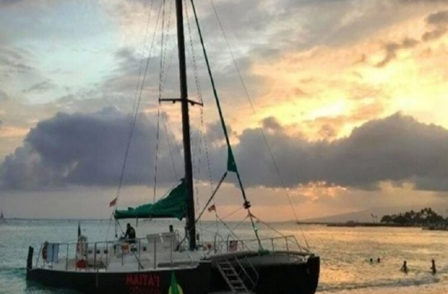 ハワイ マイタイ カタマラン セーリング ヨットツアー