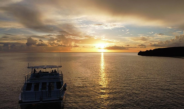 グアムBIGサンセットディナークルーズ(ドルフィンウォッチング付き)