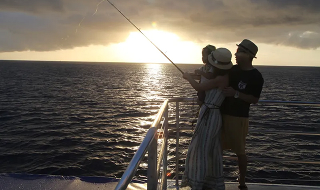 グアムBIGサンセットディナークルーズ(ドルフィンウォッチング付き)