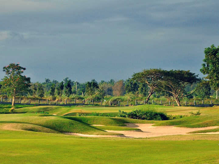 마닐라 셔우드 힐스 골프 클럽 - 18홀 그린피 + 카트피