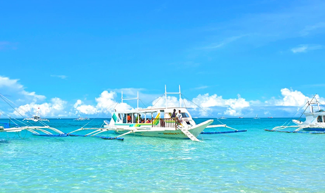 Boracay: Island Hopping Tour (with Seafood BBQ Lunch & Snorkeling)