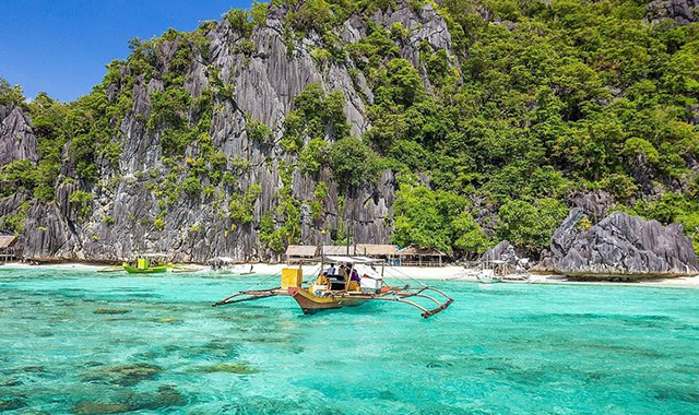 Boracay: Island Hopping Tour (with Seafood BBQ Lunch & Snorkeling)