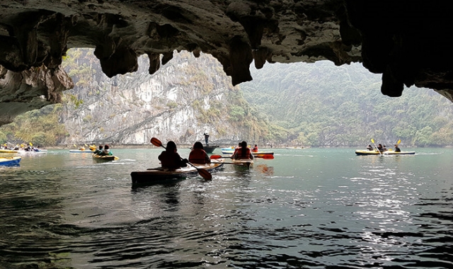 Ha Long Bay: Luxury Limousine Tour