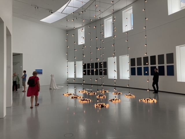 파리 피노 컬렉션 도슨트 투어 - 아티스트와 큐레이터의 완벽한 케미, 잘 차려진 현대 미술