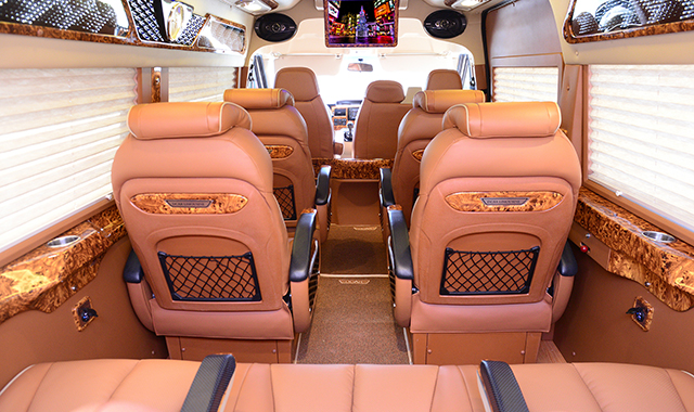 Da Nang: Ford D-car Limousine Pickup Service (Available for Hoi An Airport)