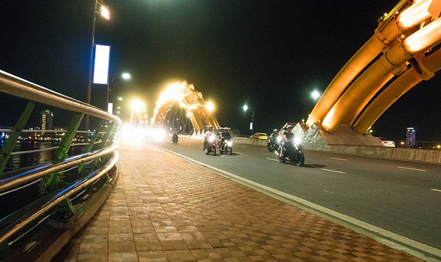 다낭 나이트 스쿠터 시티 & 크루즈 투어 (WAUG Exclusive)