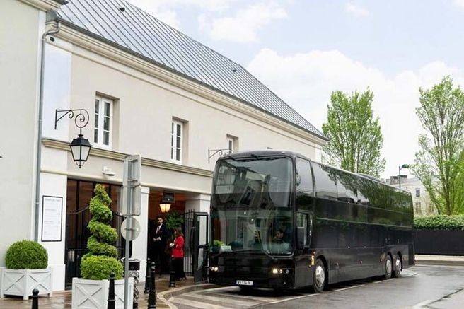 ベルシー出発:ラ・ヴァレ・ヴィレッジ アウトレット往復シャトルバス